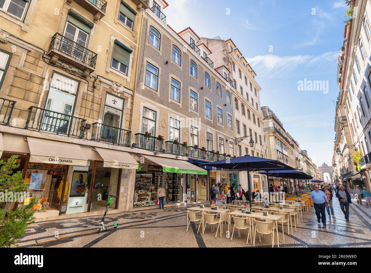 Lissabon, Portugal - 11. April 2019: Skyline der Stadt in der Augusta Straße mit vielen Geschäften und Touristen Stockfoto