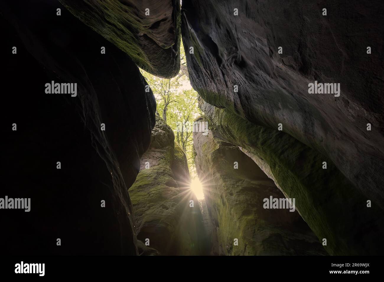 Sonnenstrahlen zwischen Natursteinsäulen in Sandsteinfelsen. Ruhe in Hruba Skala im Böhmischen Paradies, Tschechische Republik. Stockfoto