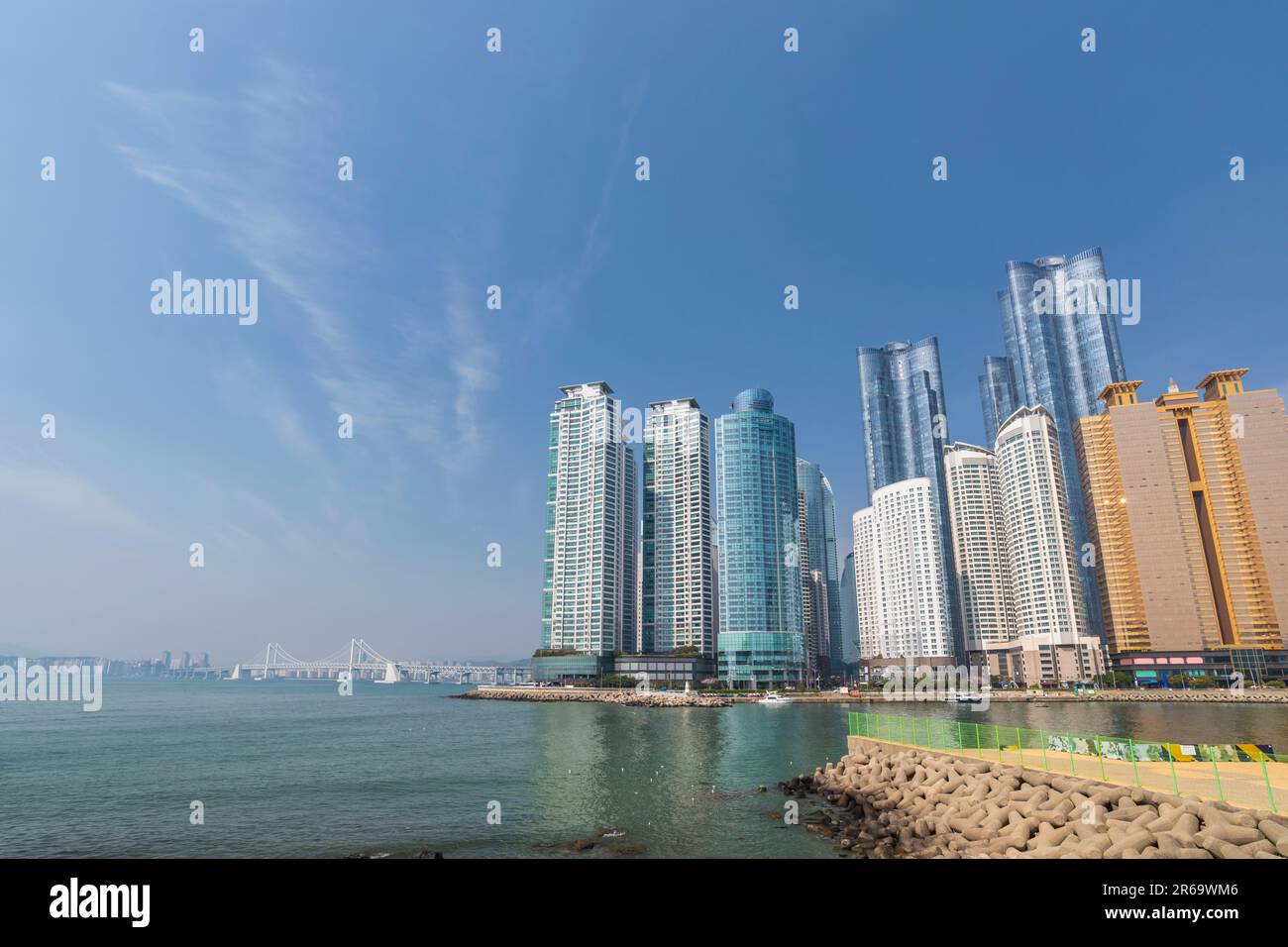 Busan Südkorea, Skyline der Stadt an der Busan Marina und Gwangandaegyo Bridge Stockfoto