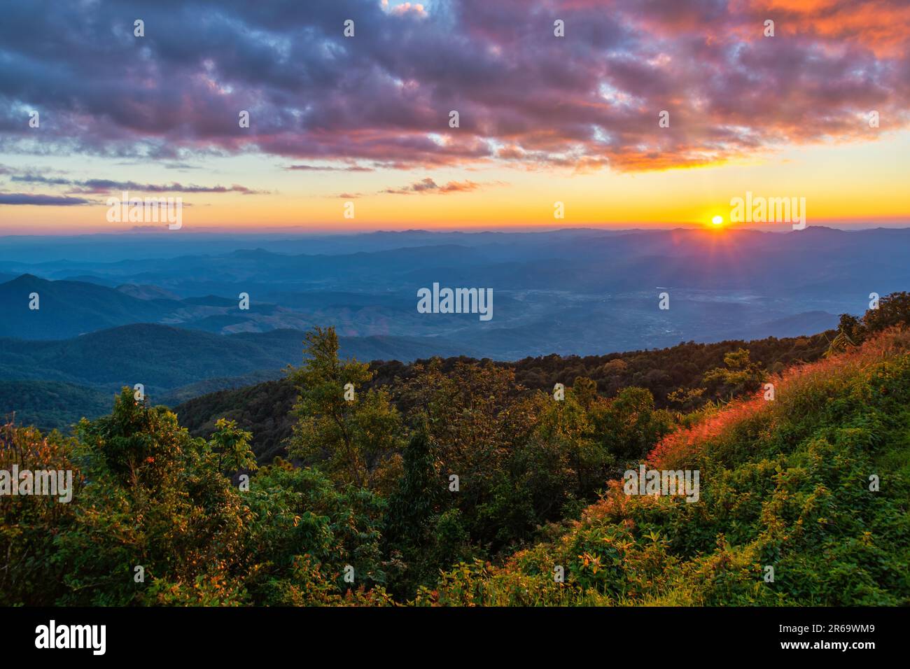 Tropischer Wald Naturlandschaft Sonnenuntergang mit Bergkette im Doi Inthanon, Chiang Mai Thailand Stockfoto