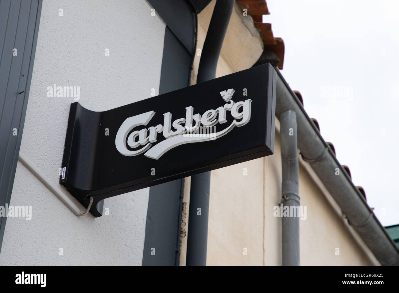 Bordeaux , Aquitaine Frankreich - 06 06 2023 : Carlsberg Bierschilder und Markenlogo Biere Fassade Gebäude Bar Pub Restaurant Stockfoto