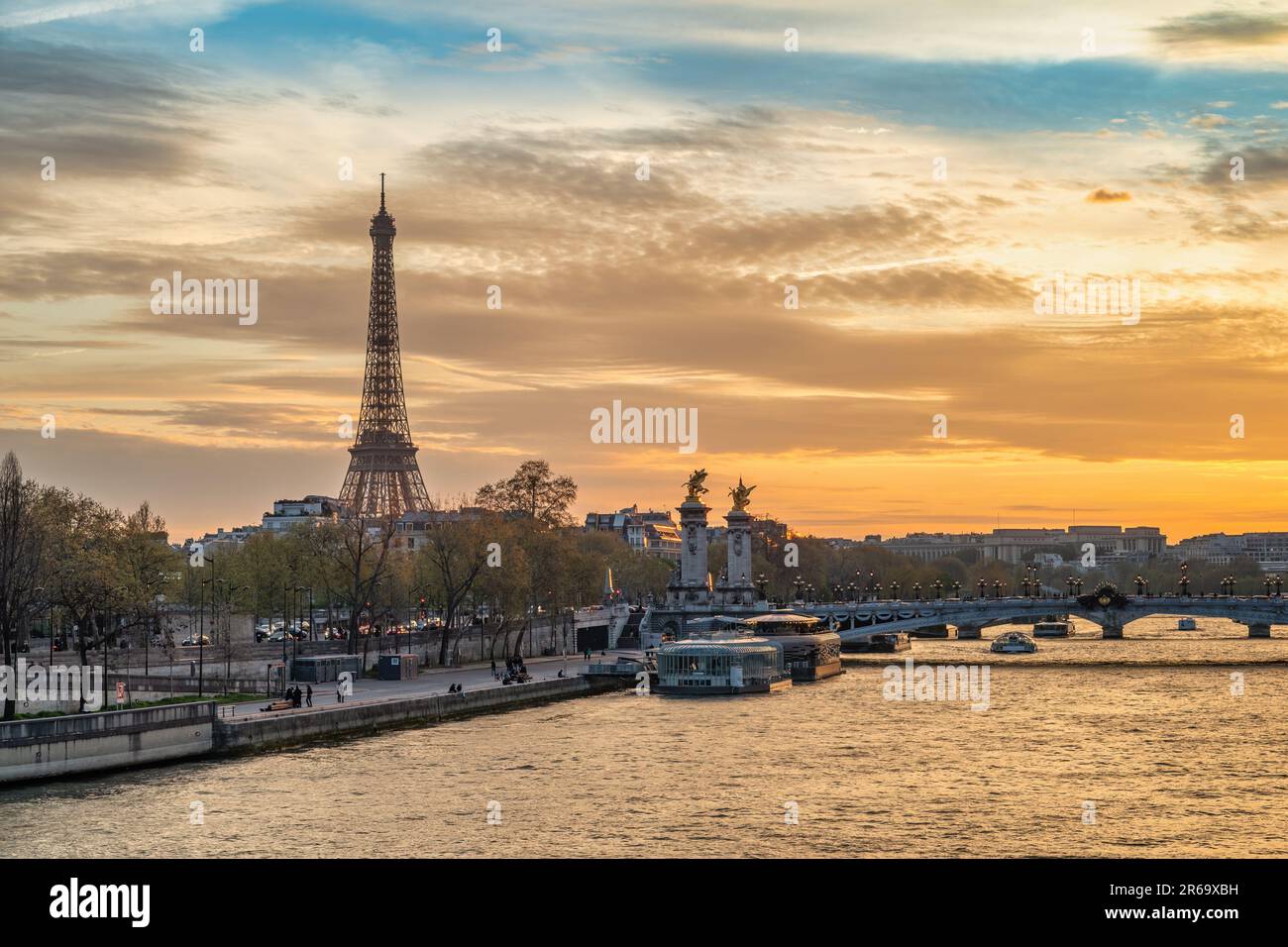 Paris Frankreich, Skyline der Stadt bei Sonnenuntergang an der seine mit Brücke Pont Alexandre III und Eiffelturm Stockfoto
