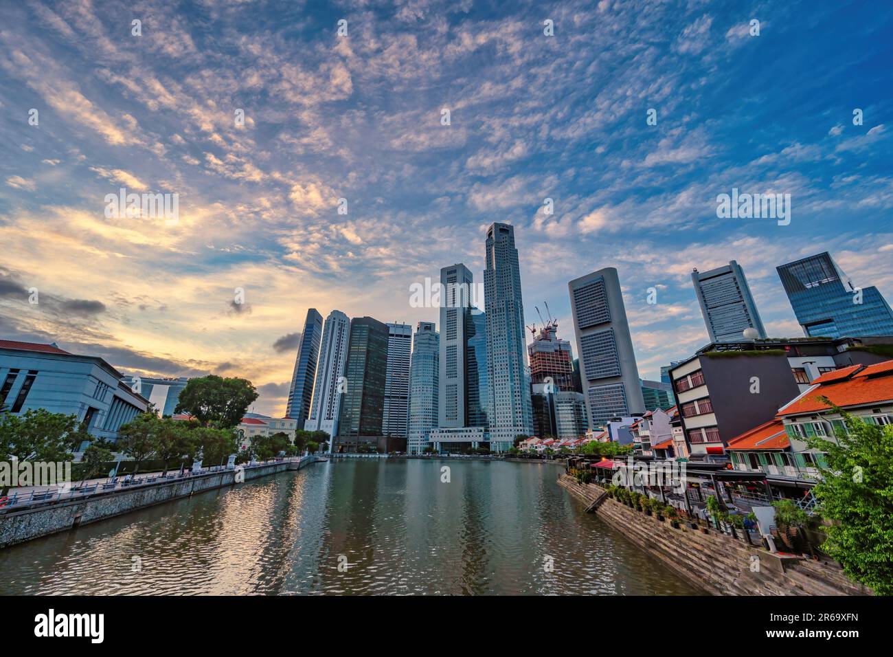 Skyline von Singapur am Boat Quay und Clarke Quay am Ufer des Geschäftsviertels Stockfoto