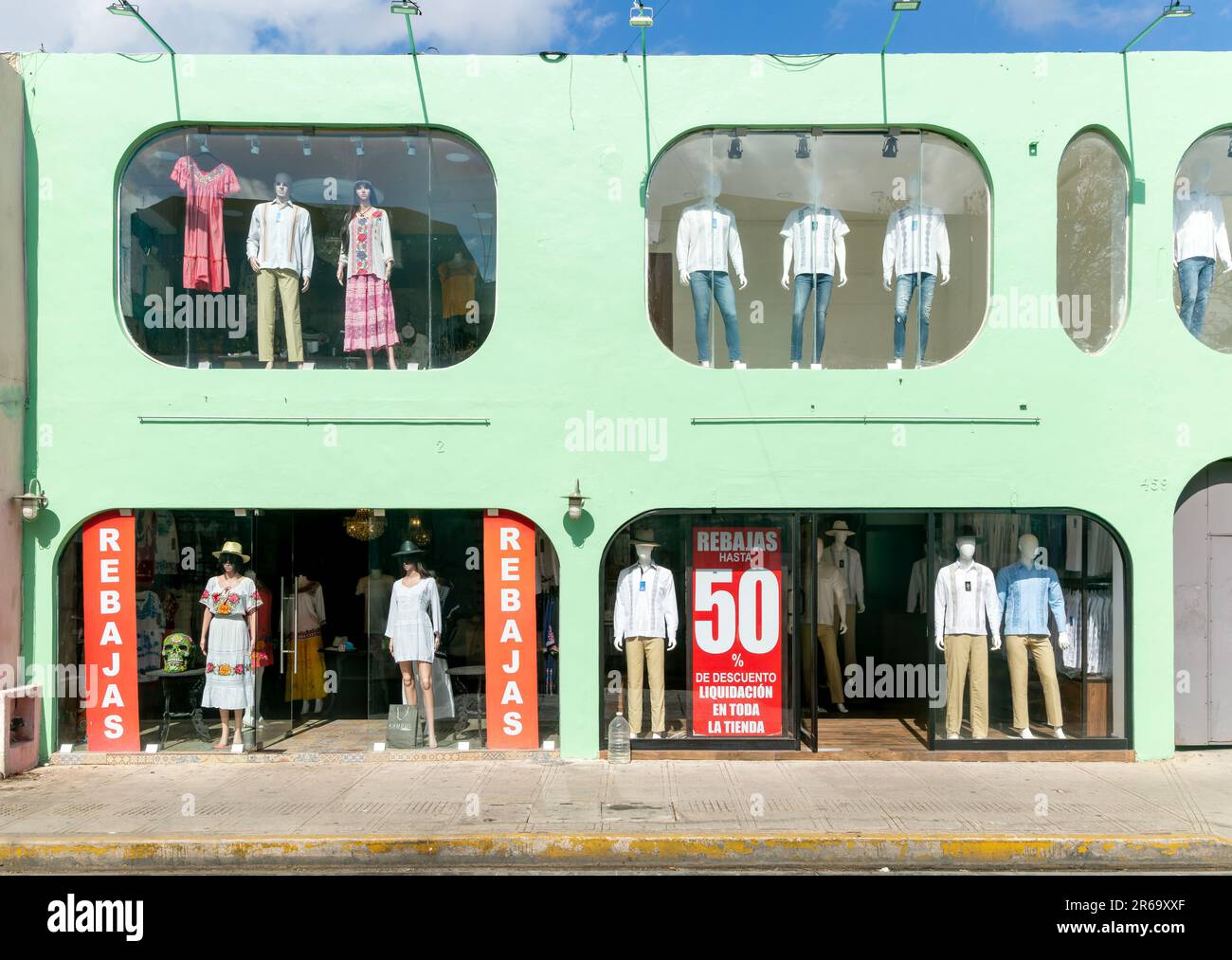 Werbung im Bekleidungsgeschäft für 50 % reduzierte Preise, Merida, Yucatan State, Mexiko Stockfoto