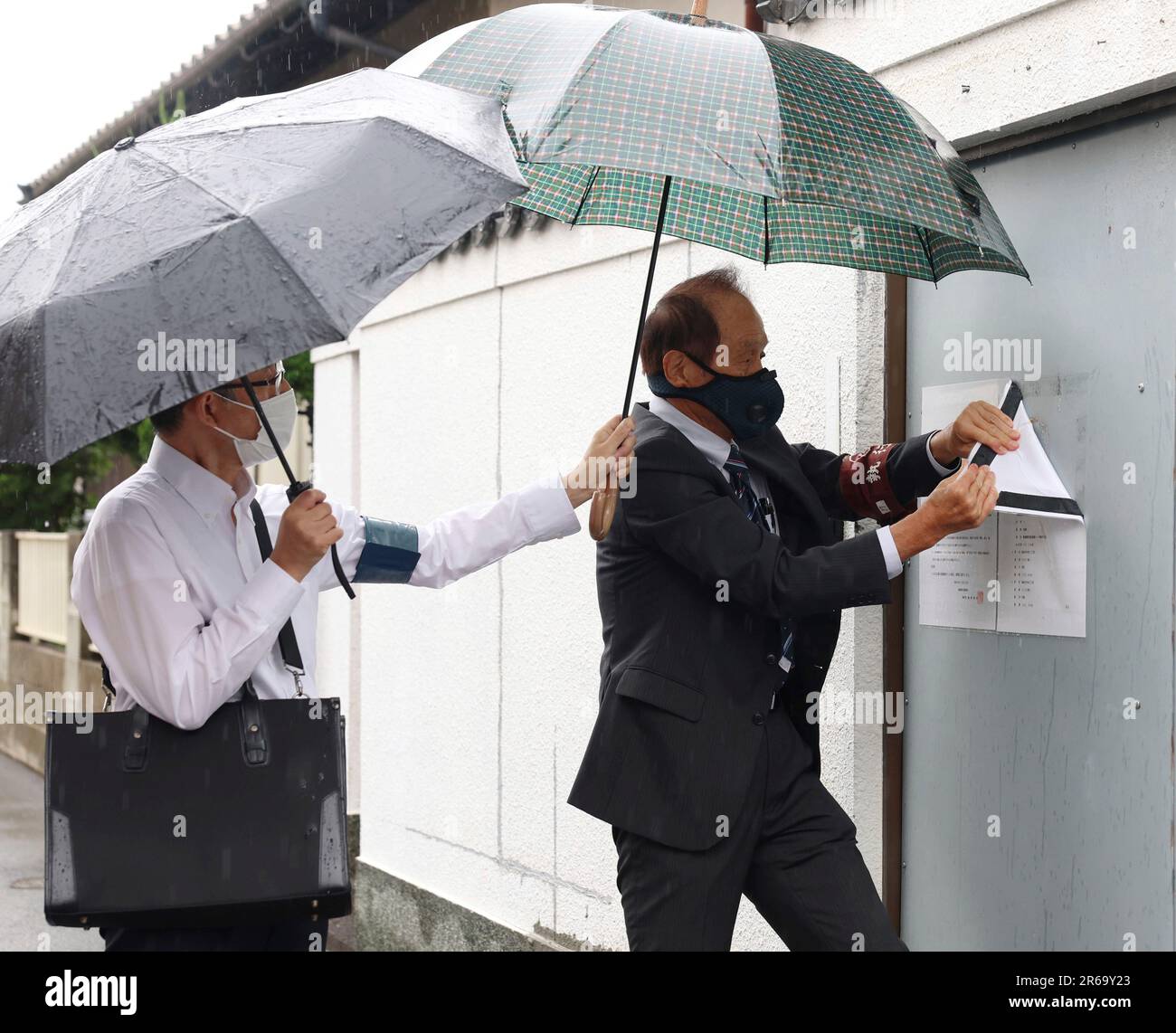 Court executive officers prohibits the use of the office, which was used by Japanese yakuza gangster Abe- gumi in Fukutsu, Fukuoka Prefecture on June 8, 2023. ( The Yomiuri Shimbun via AP Images ) Stockfoto