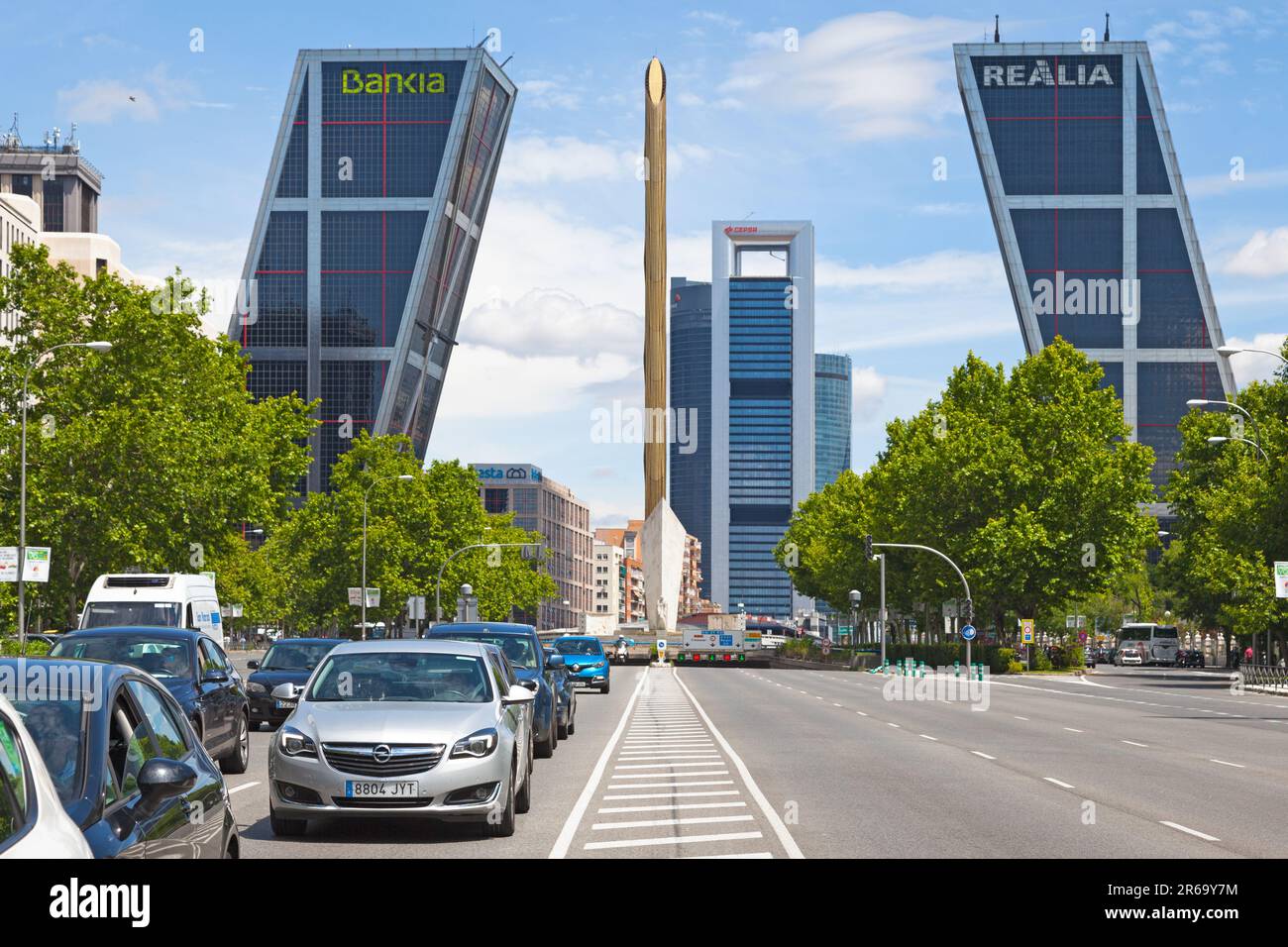 Madrid, Spanien - Juni 07 2018: Denkmal für José Calvo Sotelo und den Caja Madrid Obelisk auf der Plaza de Castilla mit den Zwillingshochkratzern des Puer Stockfoto