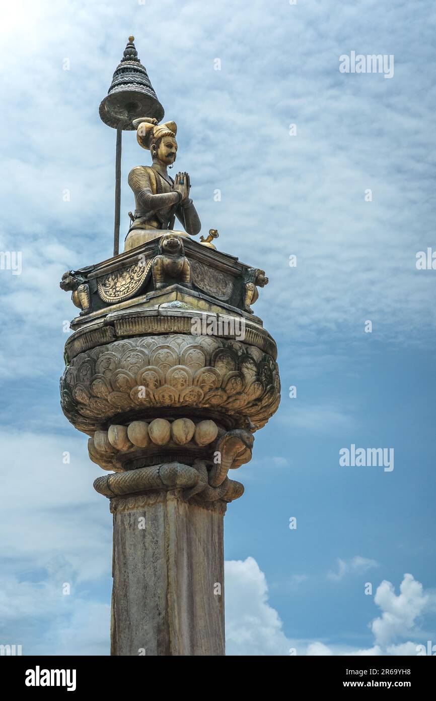 Die Bhupatindra-Statue am Durbar-Platz, Bhaktapur, Nepal, ist eine berühmte Darstellung der kulturellen und historischen Gegend Stockfoto