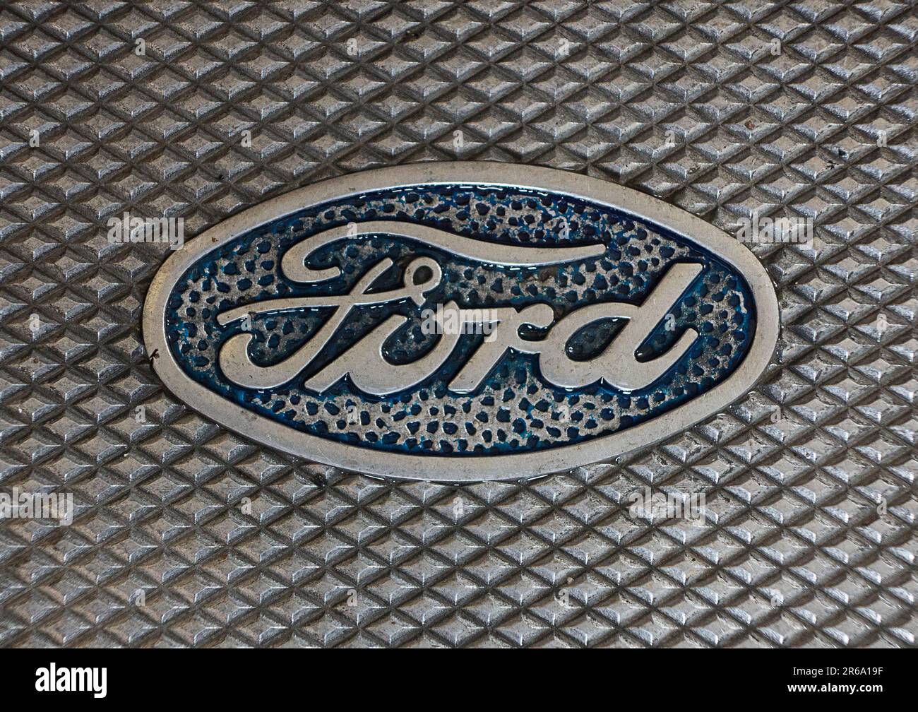 Nahaufnahme mit dem klassischen Ford Logo Stockfoto