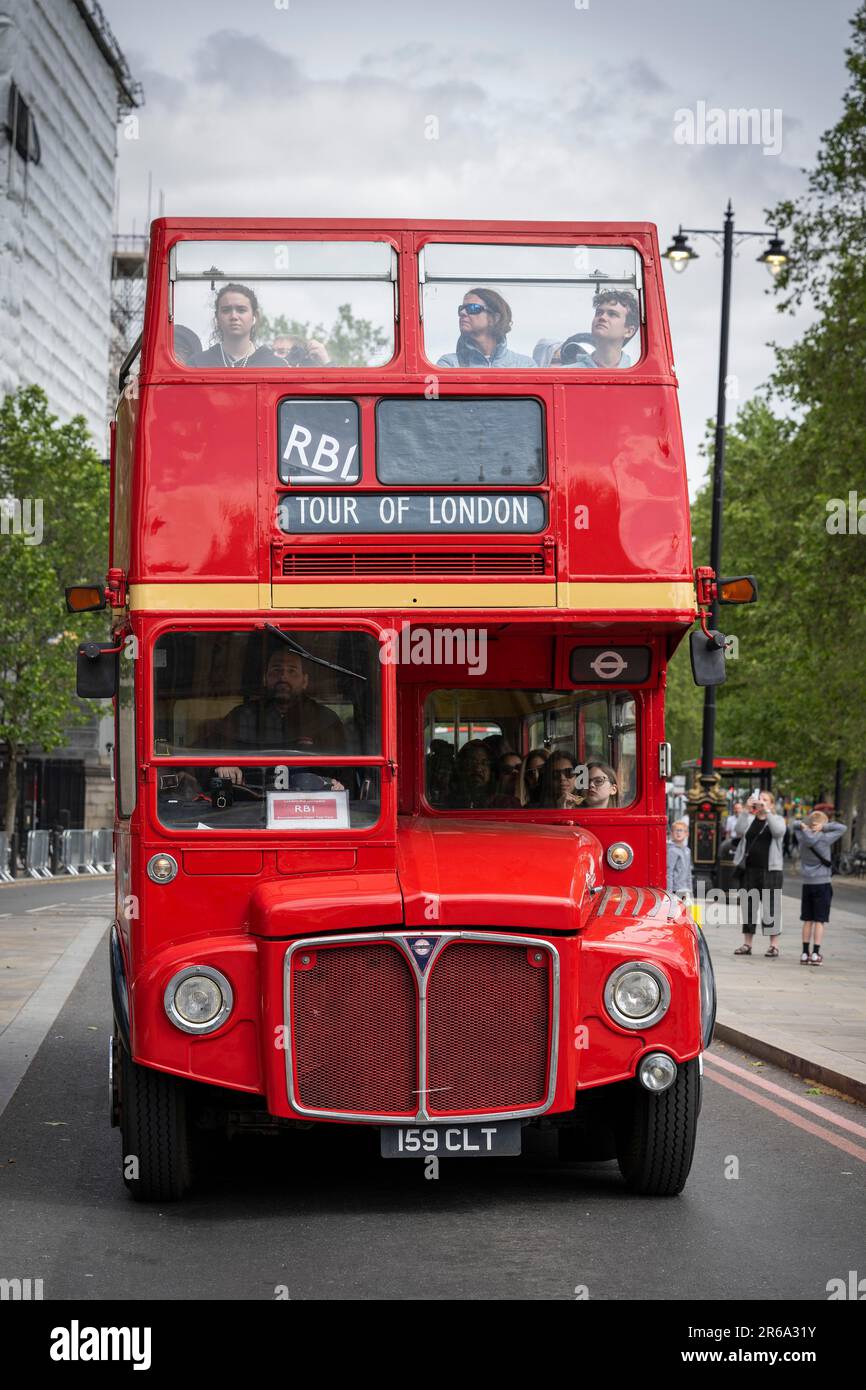 Old Routemaster Doppeldeckerbus, Touristentour, London, England, Großbritannien Stockfoto