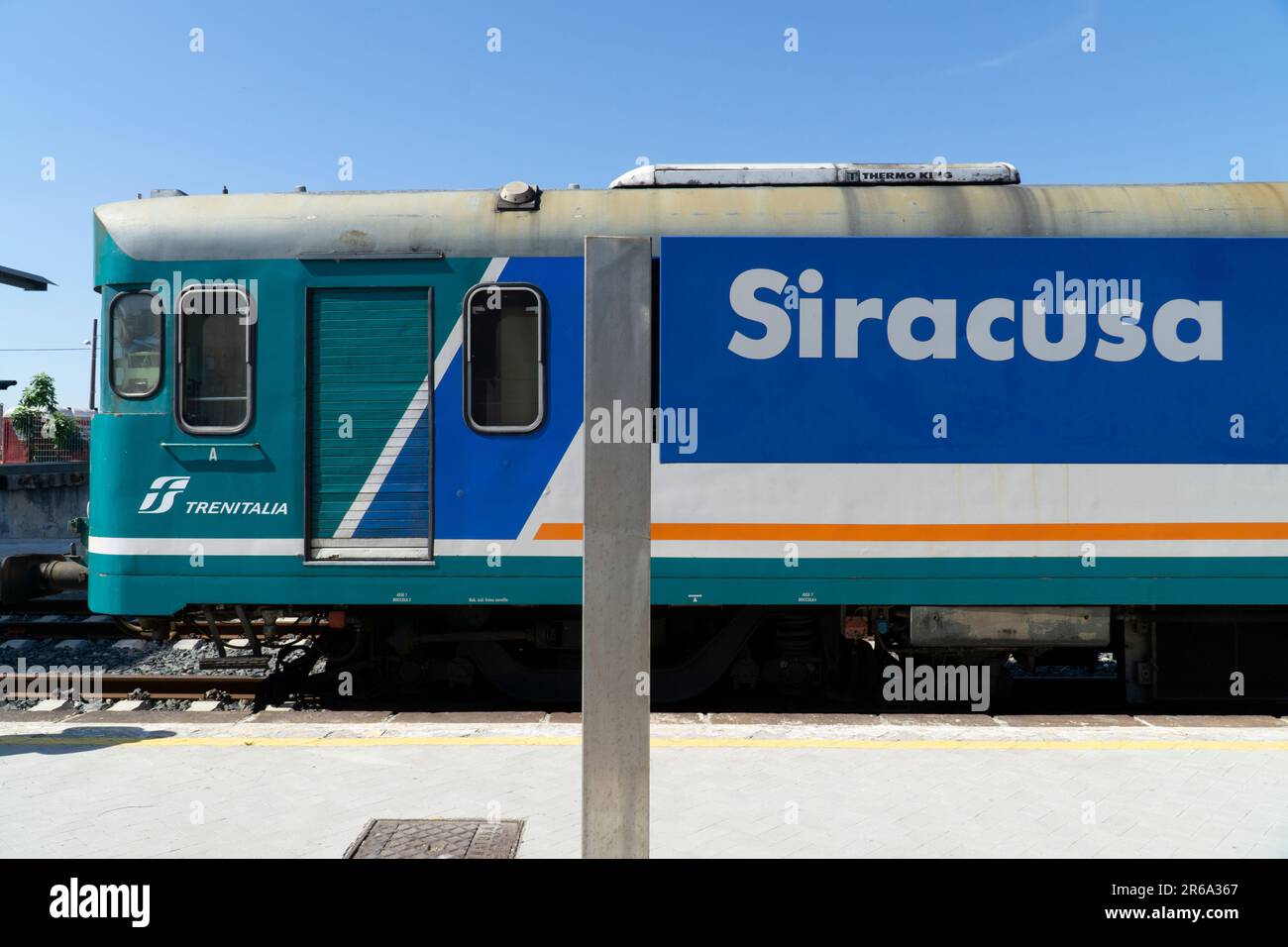 Regionalzug: Italienischer bahnhof siracuse Siracusa mit Bahnhofsschild vor dem Zug Stockfoto