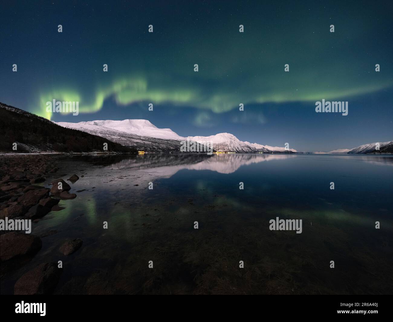 Northern Lights Reflection und Lyngen Alps im Hintergrund Stockfoto
