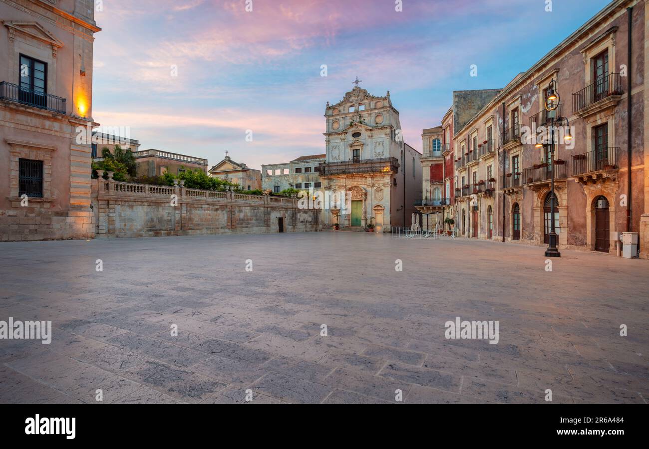 Syrakus, Sizilien, Italien. Stadtbild des historischen Zentrums von Syrakus, Sizilien, Italien mit Piazza Duomo und Kirche Santa Lucia alla Badia bei Sonne Stockfoto