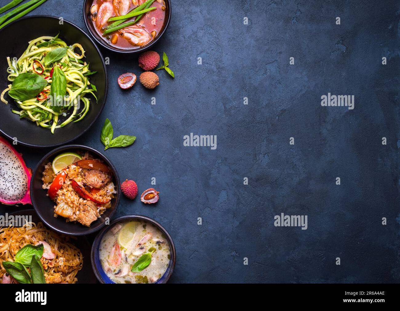 Thailändische Küche. thailändische Gerichte. Tom Yum, tom Kha Gai, Pad ...