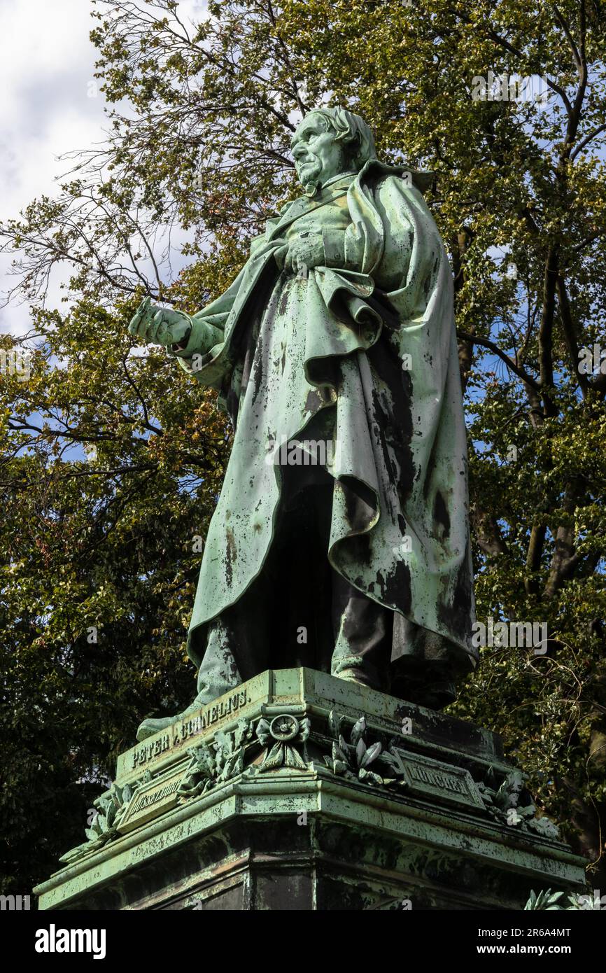 Eine Skulptur von Peter von Cornelius im Freien in einer lebhaften grünen Parklandschaft Stockfoto