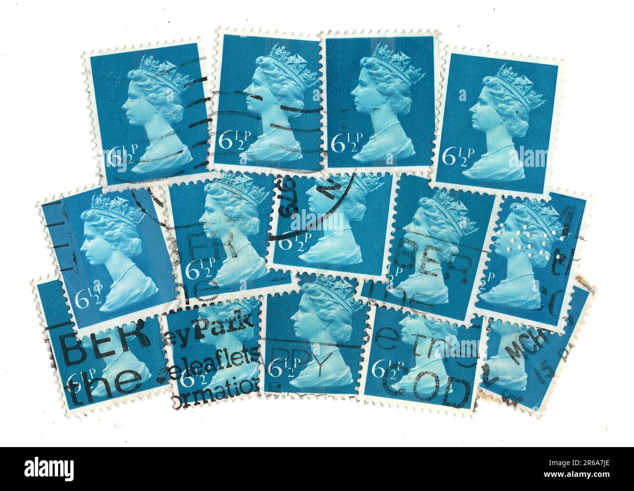 Eine Montage blauer 6,5p-Briefmarken aus Großbritannien mit einem Porträt von Königin Elizabeth II. Auf weißem Hintergrund. Stockfoto