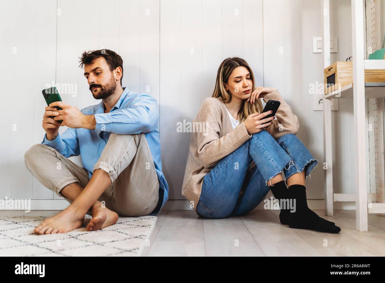 Gadget-sucht und Beziehungsprobleme. Ein Paar mit Smartphones, die sich gegenseitig ignorieren Stockfoto