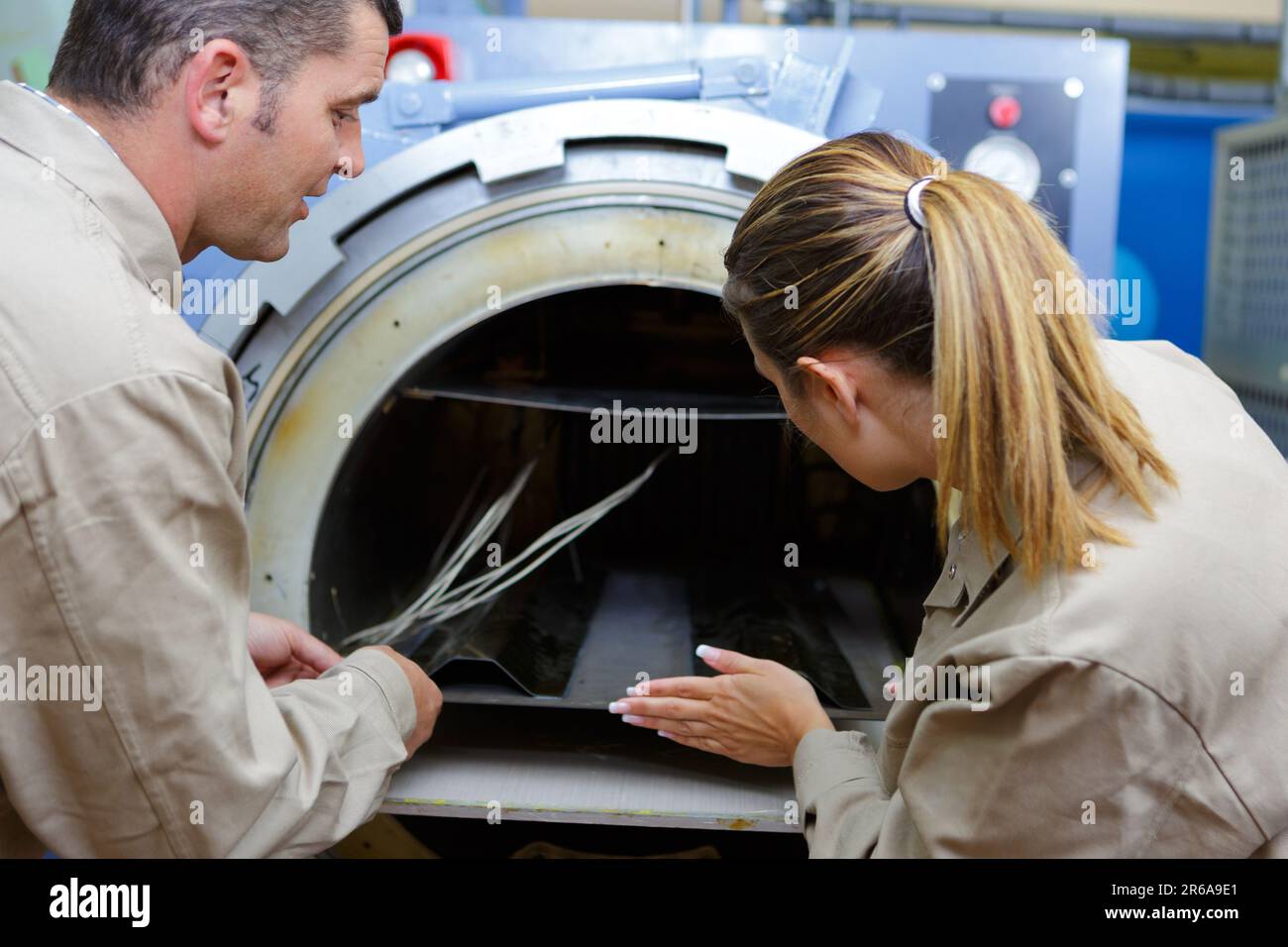 Mechanische Flugzeugmontagebetriebe bei der Arbeit Stockfoto