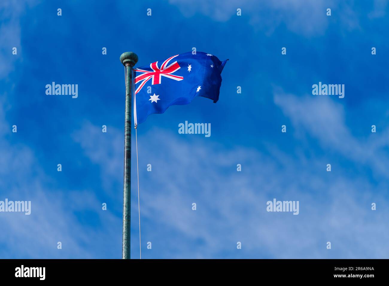 Die australische Flagge bietet einen isolierten Blick mit Kopierraum und blauem Hintergrund, Victoria, Australien. Stockfoto