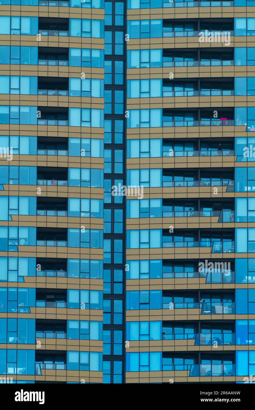Außenansicht des Apartmentgebäudes mit blau getönten Glasfenstern und Balkonen, Melbourne, Australien. Stockfoto