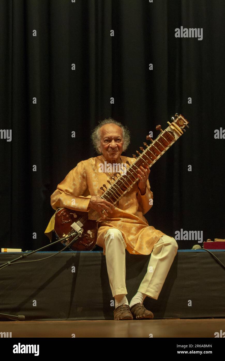 Pandit Ravi Shankar, indischer Sitarist, Sitar Virtuoso, spielt Musikinstrument Sitar, Indien Stockfoto