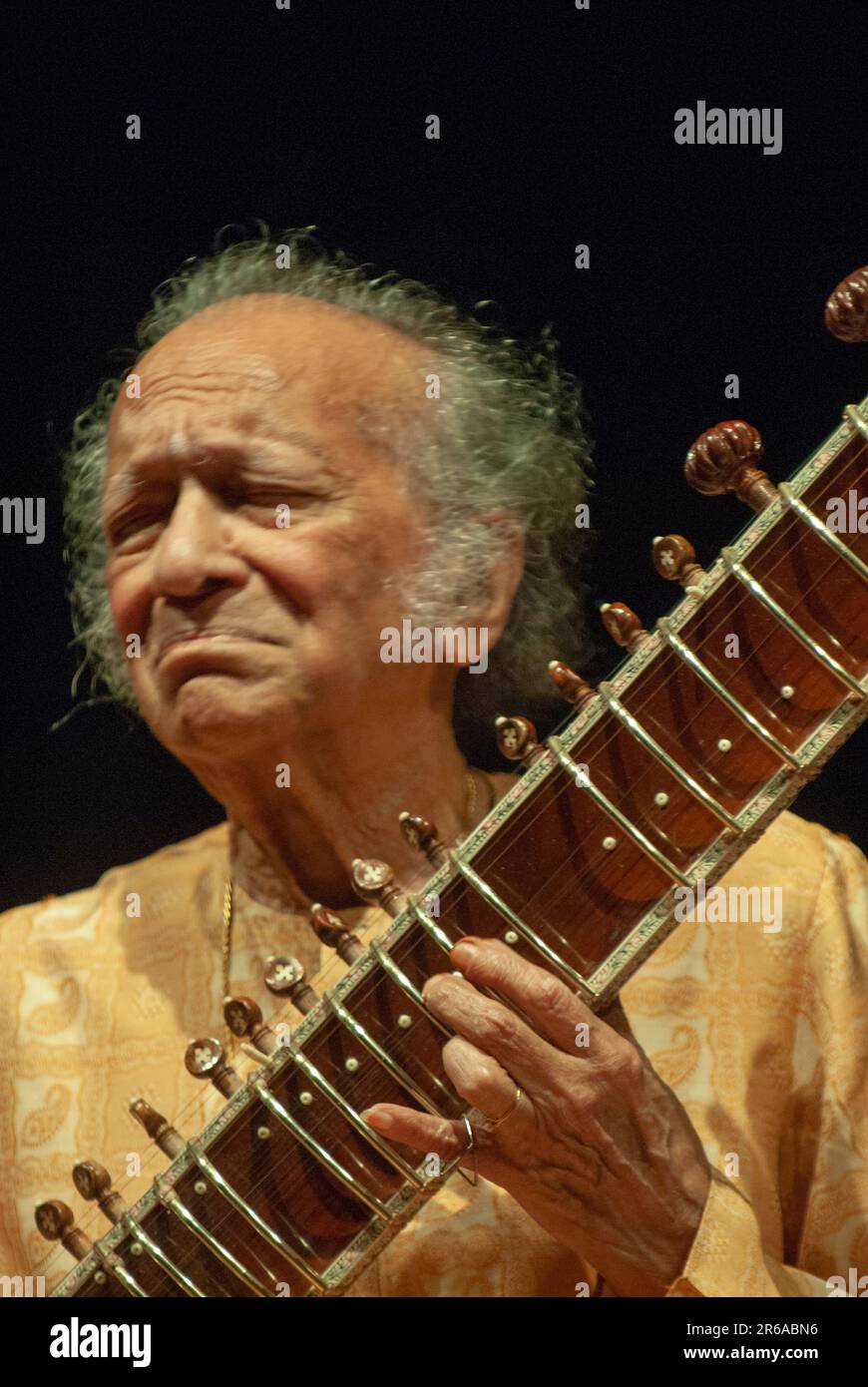 Pandit Ravi Shankar, indischer Sitarist, Sitar Virtuoso, spielt Musikinstrument Sitar, Indien Stockfoto