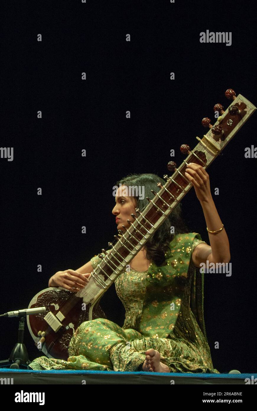 Anoushka Shankar, britisch-amerikanischer Sitarspieler, spielt Musikinstrument Sitar, Indien Stockfoto