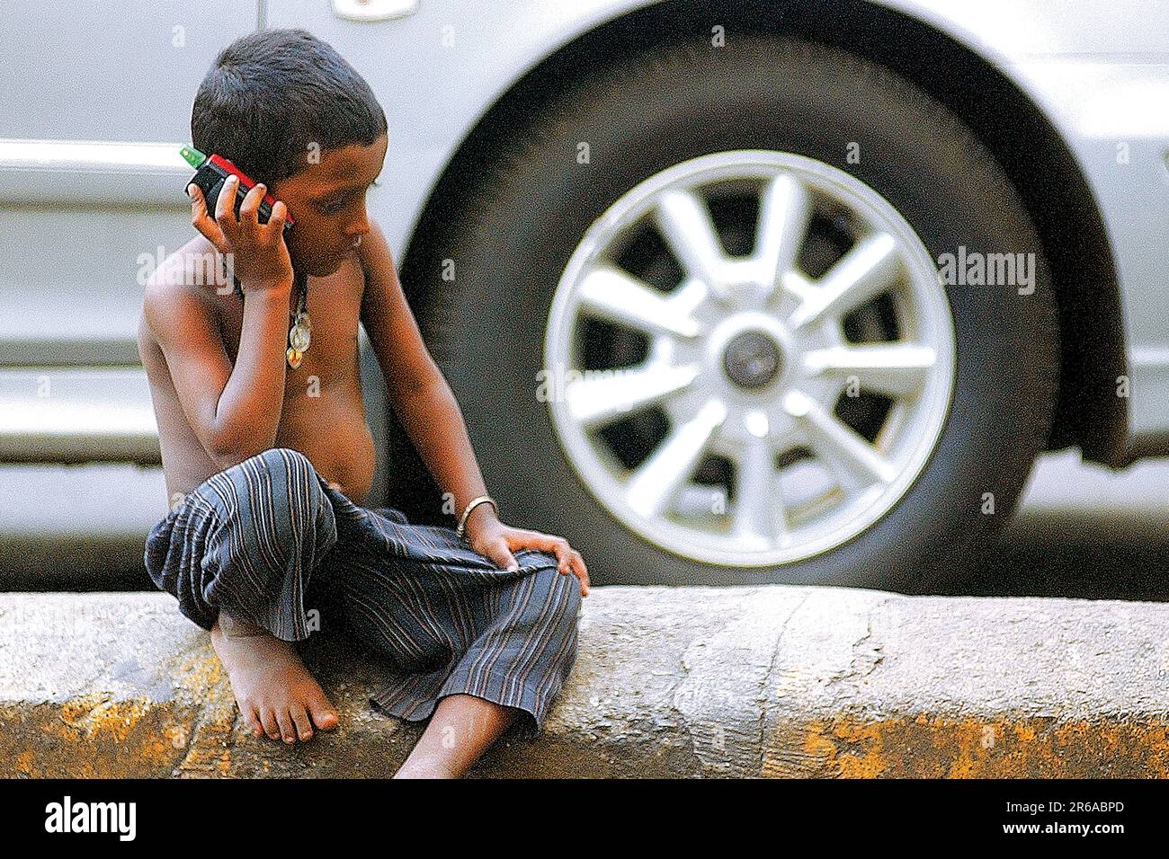 Junge, der Transistorradio hört, Indien, Indianerleben Stockfoto