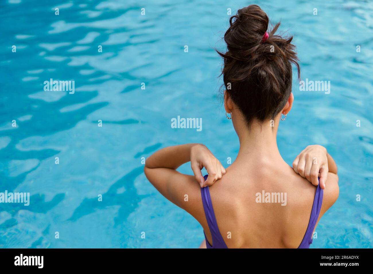 Eine schlanke, nicht erkennbare Frau mit Magersucht und Bulimie im Pool. Adipositas-Problem Stockfoto