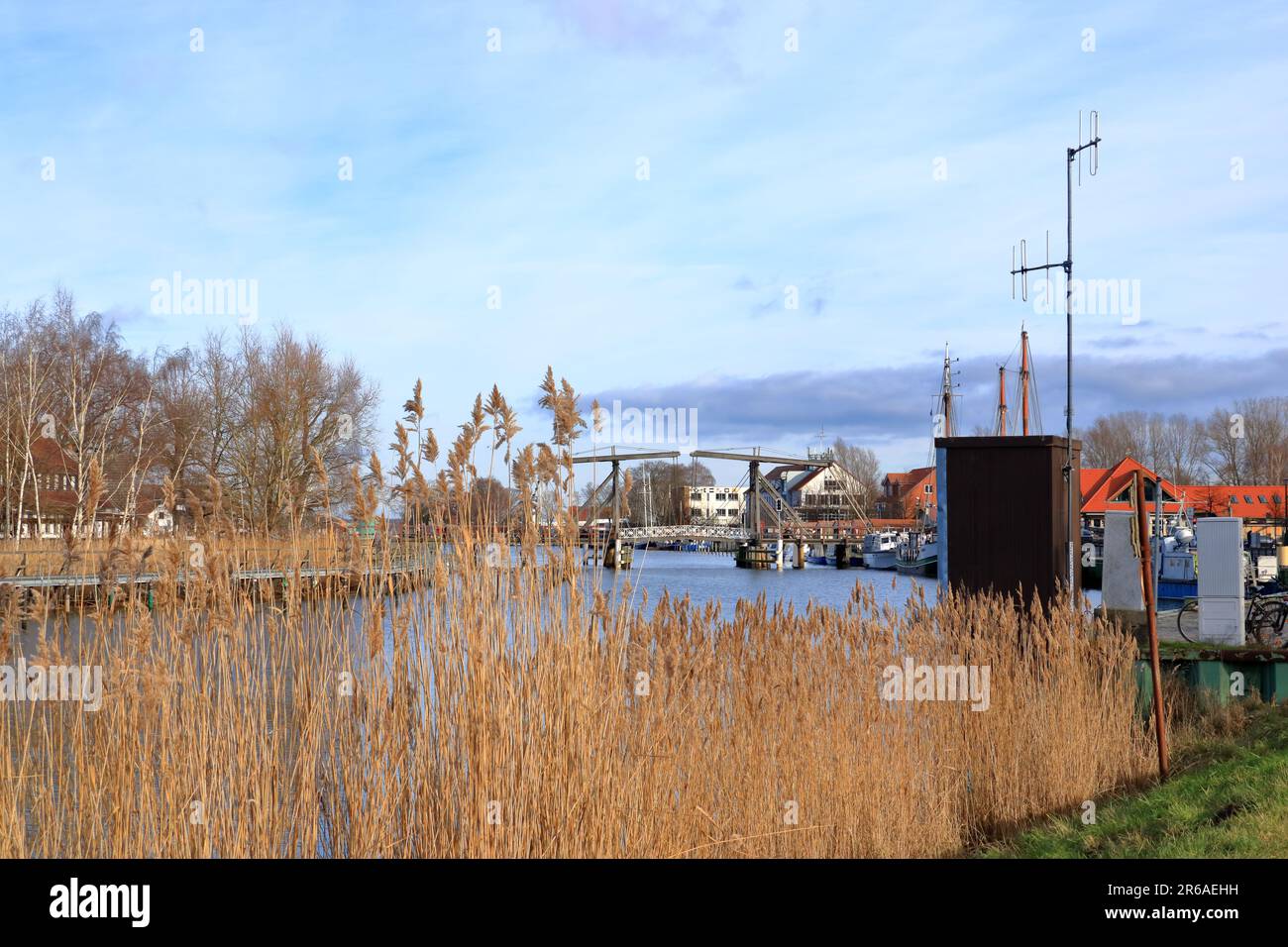 Januar 28 2023 - Wieck, Greifswald in Deutschland: Die Hafenbrücke des schönen Dorfes im Winter Stockfoto