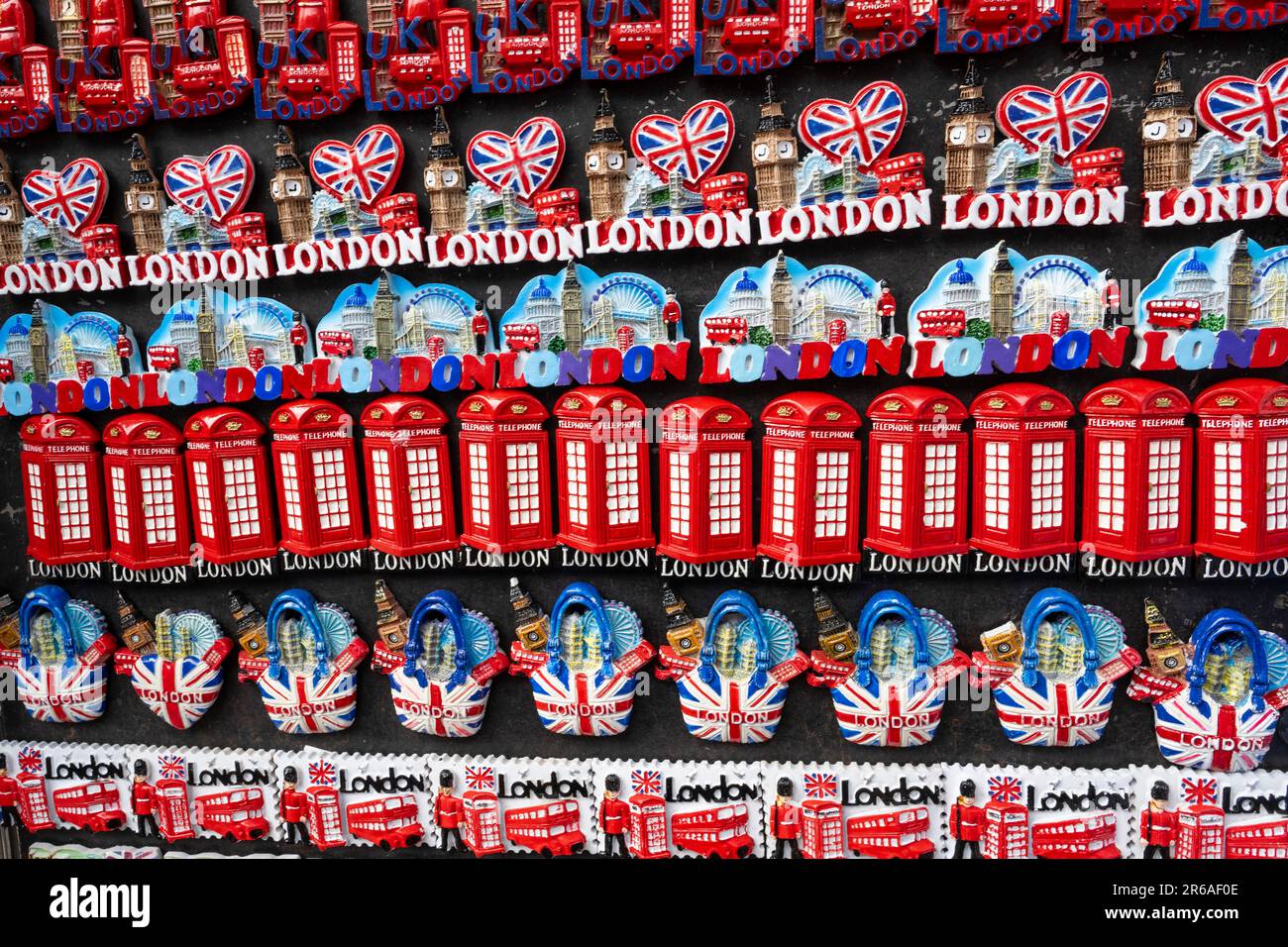 Kühlschrankmagnete in einem Kiosk, Westminster, London, England, Großbritannien Stockfoto