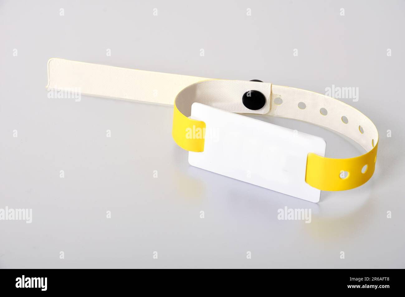 Gelbes rfid-id-Armband, Nahaufnahme Stockfoto