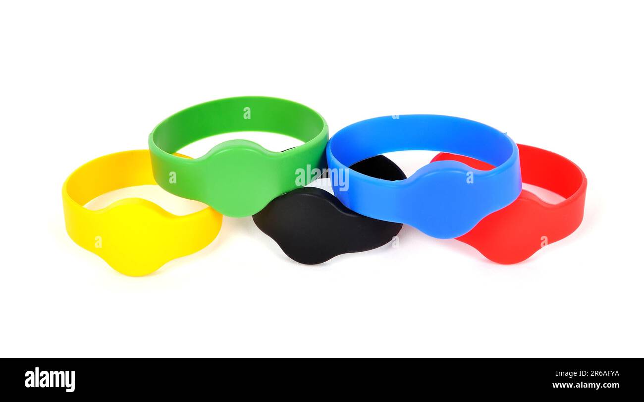 Viele farbige rfid-Armbänder auf weißem Hintergrund Stockfoto