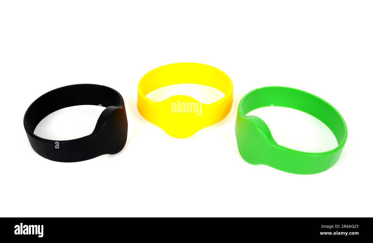 Drei farbige rfid-id-Armbänder, Nahaufnahme Stockfoto