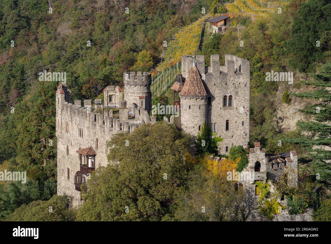 Blick auf Castel Fontana (Burg Brunnenburg) aus dem 13. Jahrhundert, Trentino-Südtirol, Italien Stockfoto