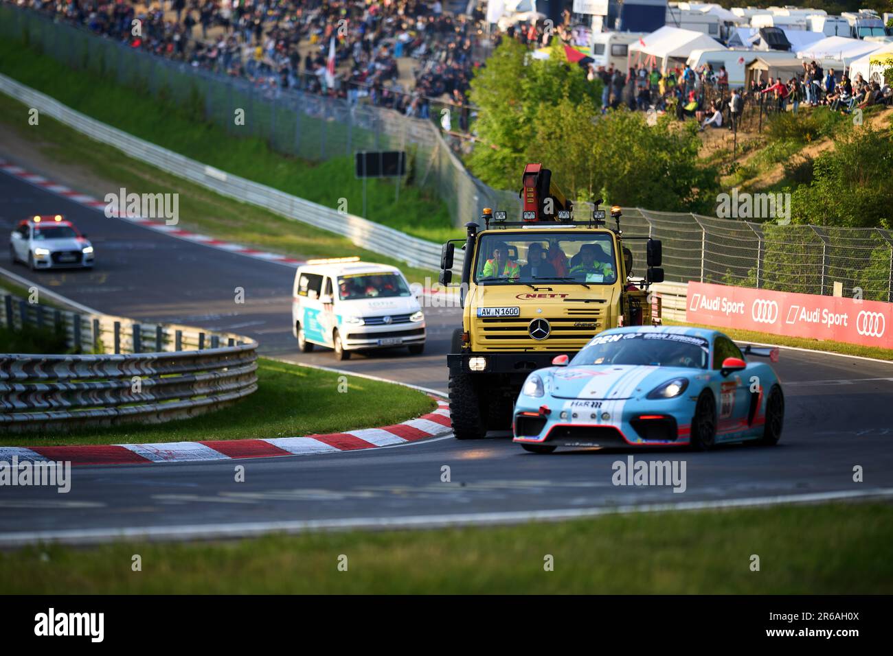 Gleissicherheit passiert den Bruennener Abschnitt der Nürburgring Rennstrecke 24-Stunden-Rennen Nürnburg, Rheinland-Pfalz, Deutschland Stockfoto