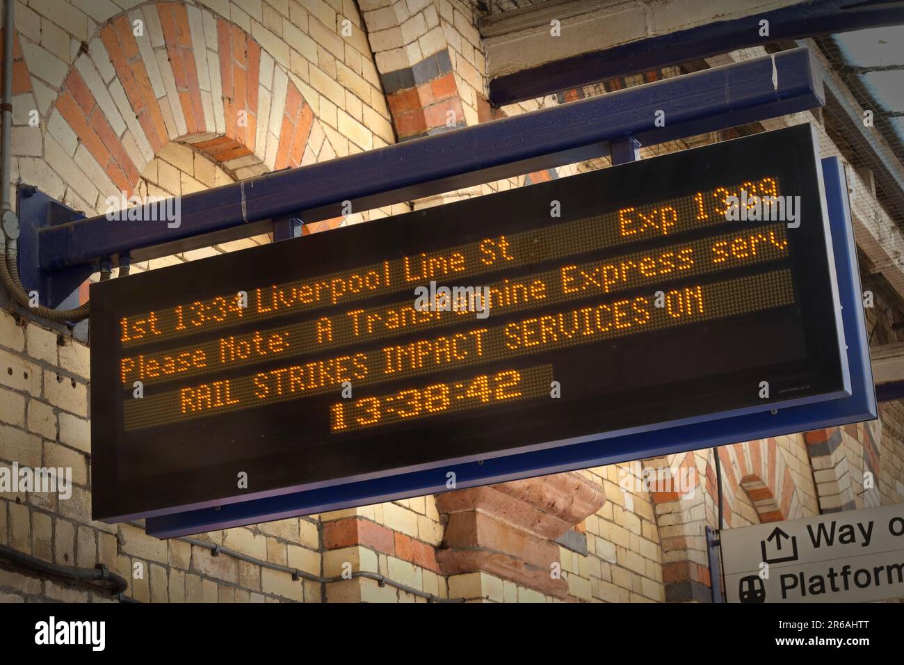 Rail Strike Alert auf einem Bahnsteig am Warrington Central Bahnhof, Cheshire, England, UK, WA2 7FW Stockfoto