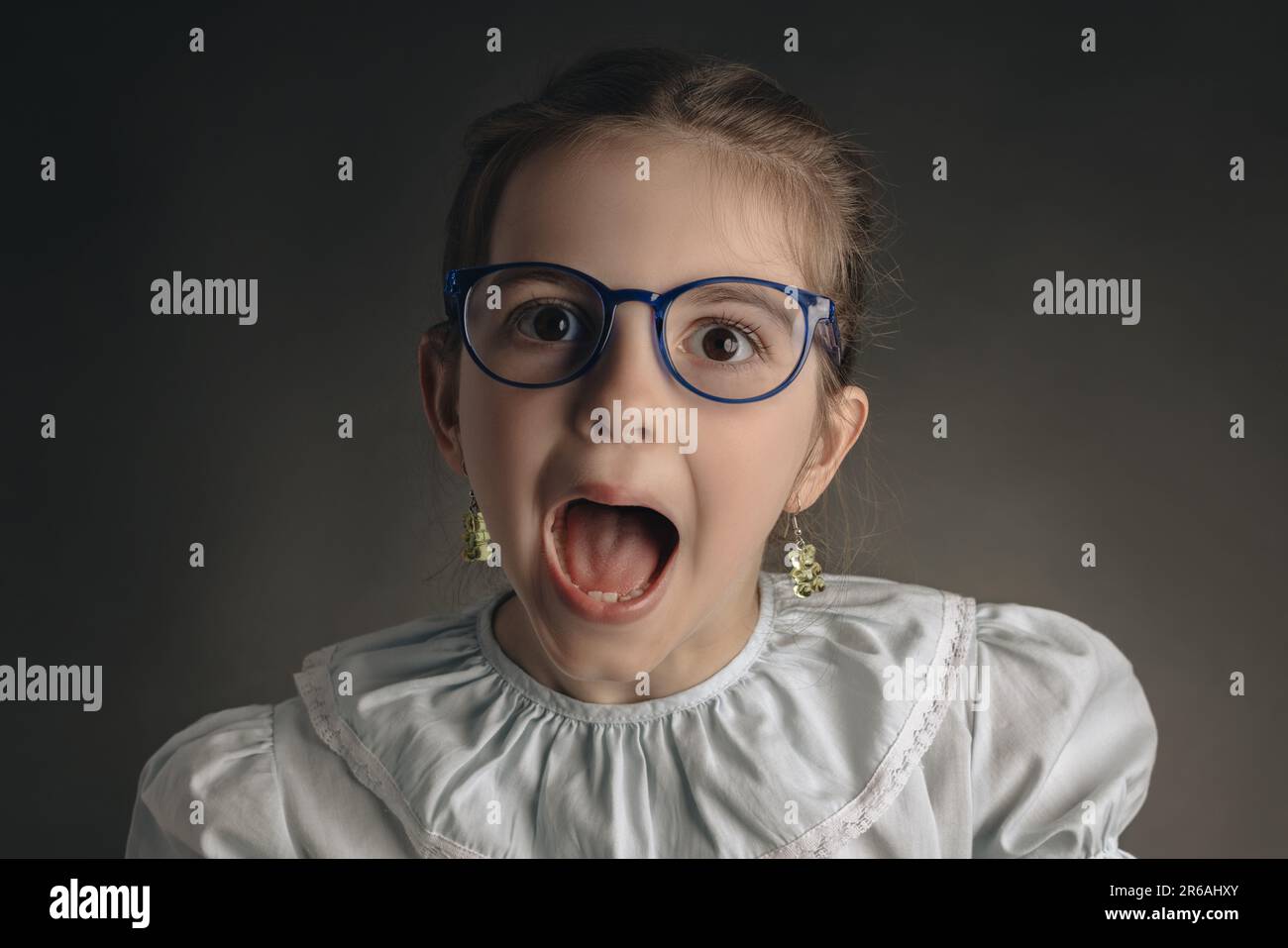 Hübsches, cleveres Mädchen mit Brille, Studioporträt auf schwarzem Hintergrund. Kluger Vorschulkinder, Arzt oder Lehrer Stockfoto