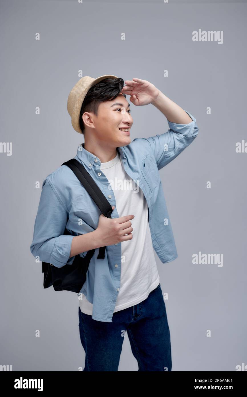 Auf der Suche nach Abenteuern, Studioporträt eines jungen Mannes mit Hut, der Hand auf der Stirn hält Stockfoto