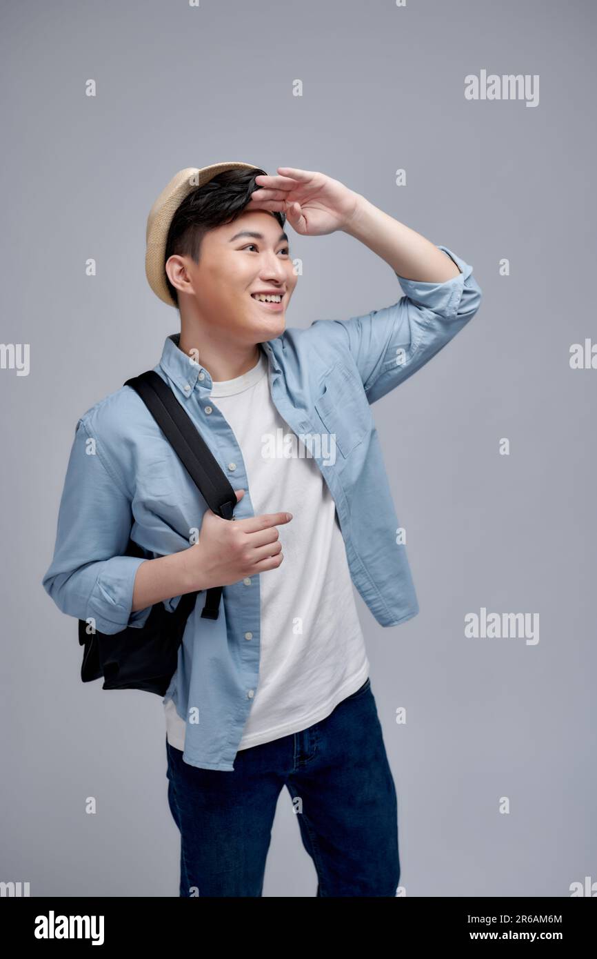 Auf der Suche nach Abenteuern, Studioporträt eines jungen Mannes mit Hut, der Hand auf der Stirn hält Stockfoto