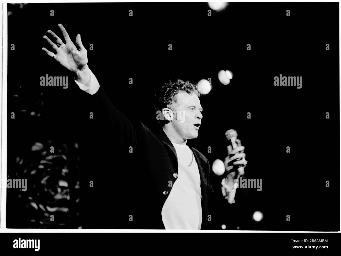 Mick Hucknall von Simply Red spielt am 24. April 2000 live auf der Cardiff International Arena CIA in Cardiff. Foto: Rob Watkins Stockfoto