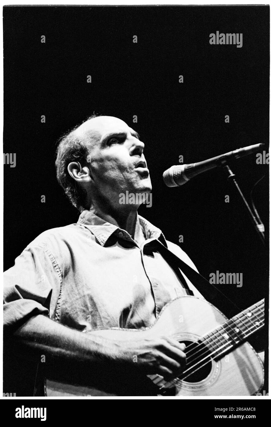 JAMES TAYLOR, KONZERT, 1999: Der legendäre US-amerikanische Gitarrist und Singer-Songwriter James Taylor spielte am 2. August 1999 live in der Cardiff International Arena CIA in Cardiff, Wales, Großbritannien. Foto: Rob Watkins. INFO: James Taylor, ein einflussreicher Gitarrist, der am 12. März 1948 in Boston, Massachusetts, geboren wurde, wird für seinen gefühlvollen Fingerpicking-Stil und sein herzliches Songwriting gefeiert. Stockfoto