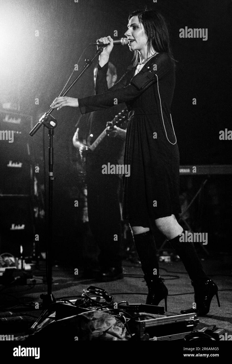 PJ HARVEY, BBC LIVE CARDIFF, 2000: PJ Harvey – Polly Jean Harvey – live am 26. Oktober 2000 für BBC Radio Live on the Stories from the City, Stories from the Sea Tour. Foto: Rob Watkins. INFO: PJ Harvey ist eine renommierte britische Singer-Songwriterin und Musikerin, die für ihre unverwechselbare Stimme und ihren eklektischen Stil bekannt ist. Mit mehreren Auszeichnungen, darunter dem Mercury Prize, umfasst ihr einflussreiches Werk Rock, Punk und alternative Genres und macht sie zu einer Schlüsselfigur in der zeitgenössischen Musik. Stockfoto