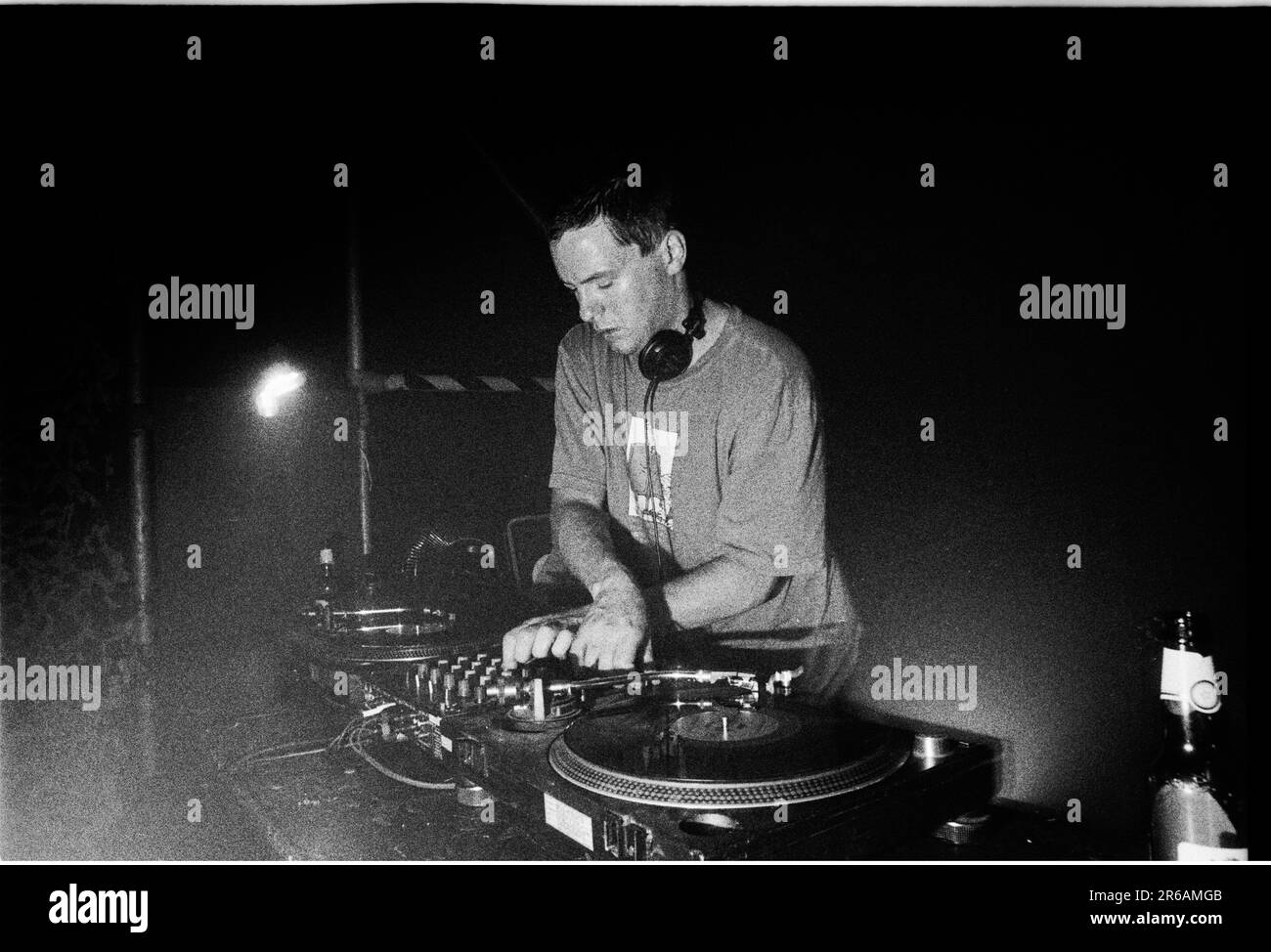 DJ Jon Carter auf Deck spielt am 27. Oktober 2000 bei einem BBC Radio Event im Clwb Ifor Bach in Cardiff. Foto: Rob Watkins Stockfoto