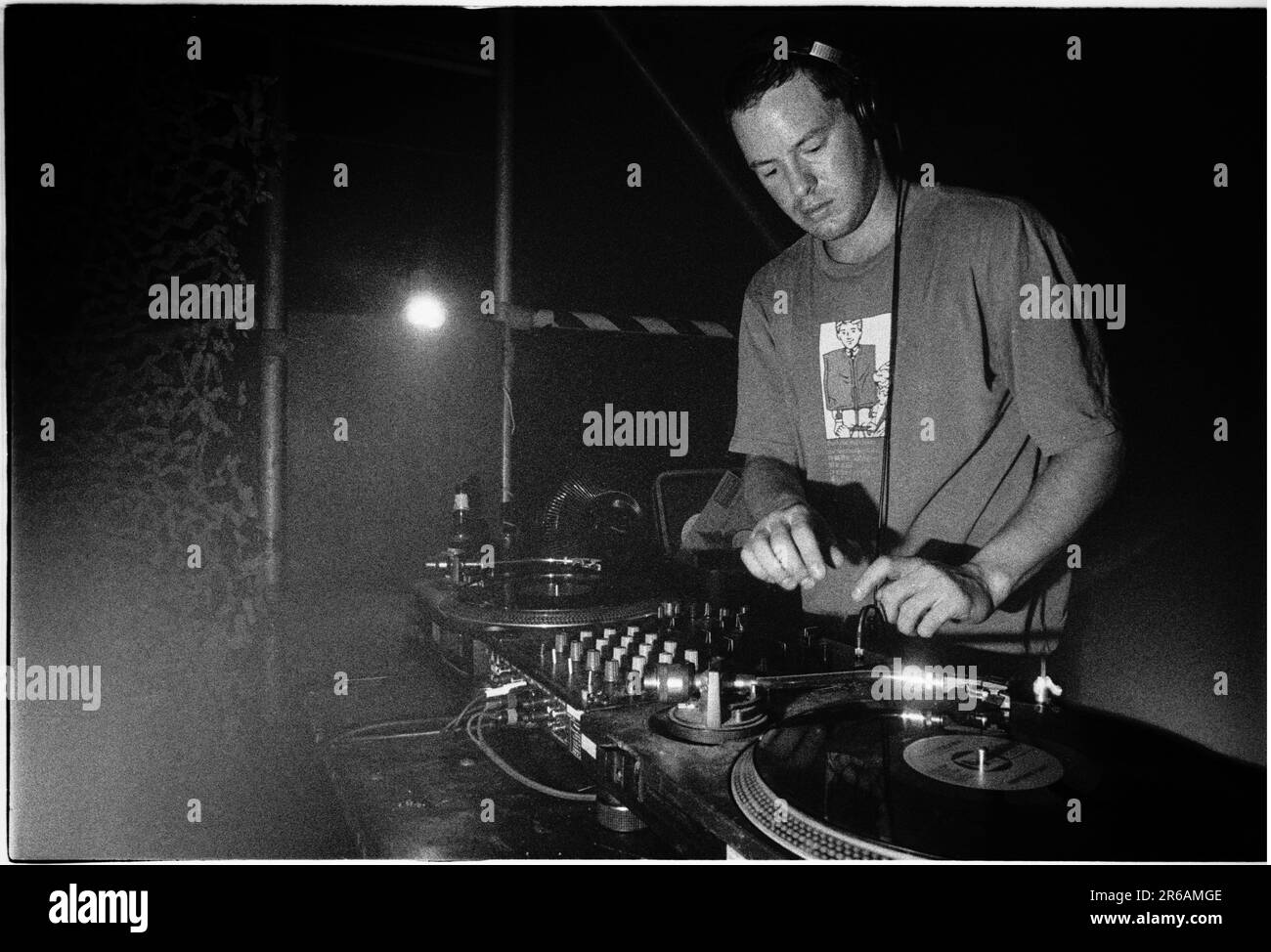 DJ Jon Carter auf Deck spielt am 27. Oktober 2000 bei einem BBC Radio Event im Clwb Ifor Bach in Cardiff. Foto: Rob Watkins Stockfoto