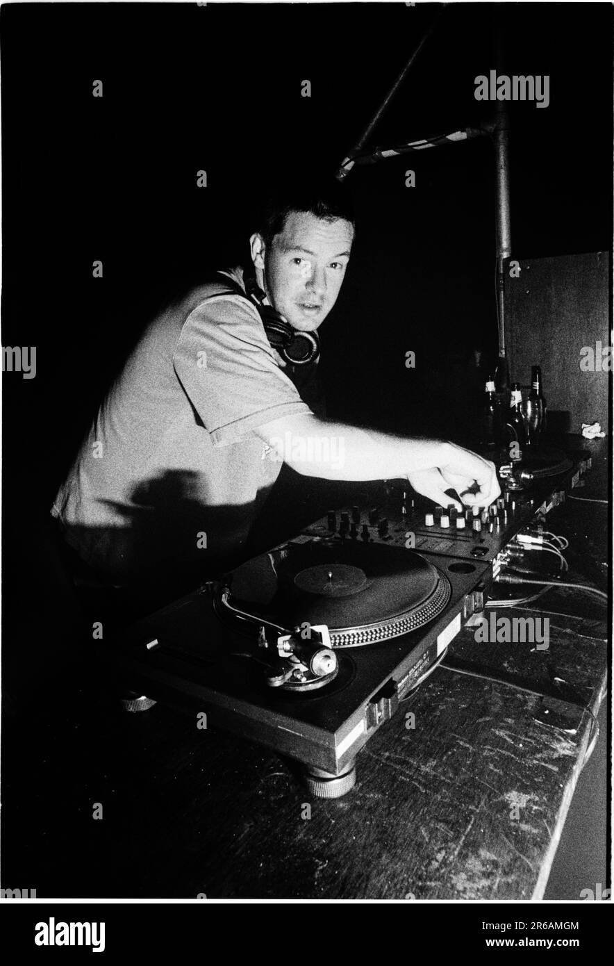 DJ Jon Carter auf Deck spielt am 27. Oktober 2000 bei einem BBC Radio Event im Clwb Ifor Bach in Cardiff. Foto: Rob Watkins Stockfoto