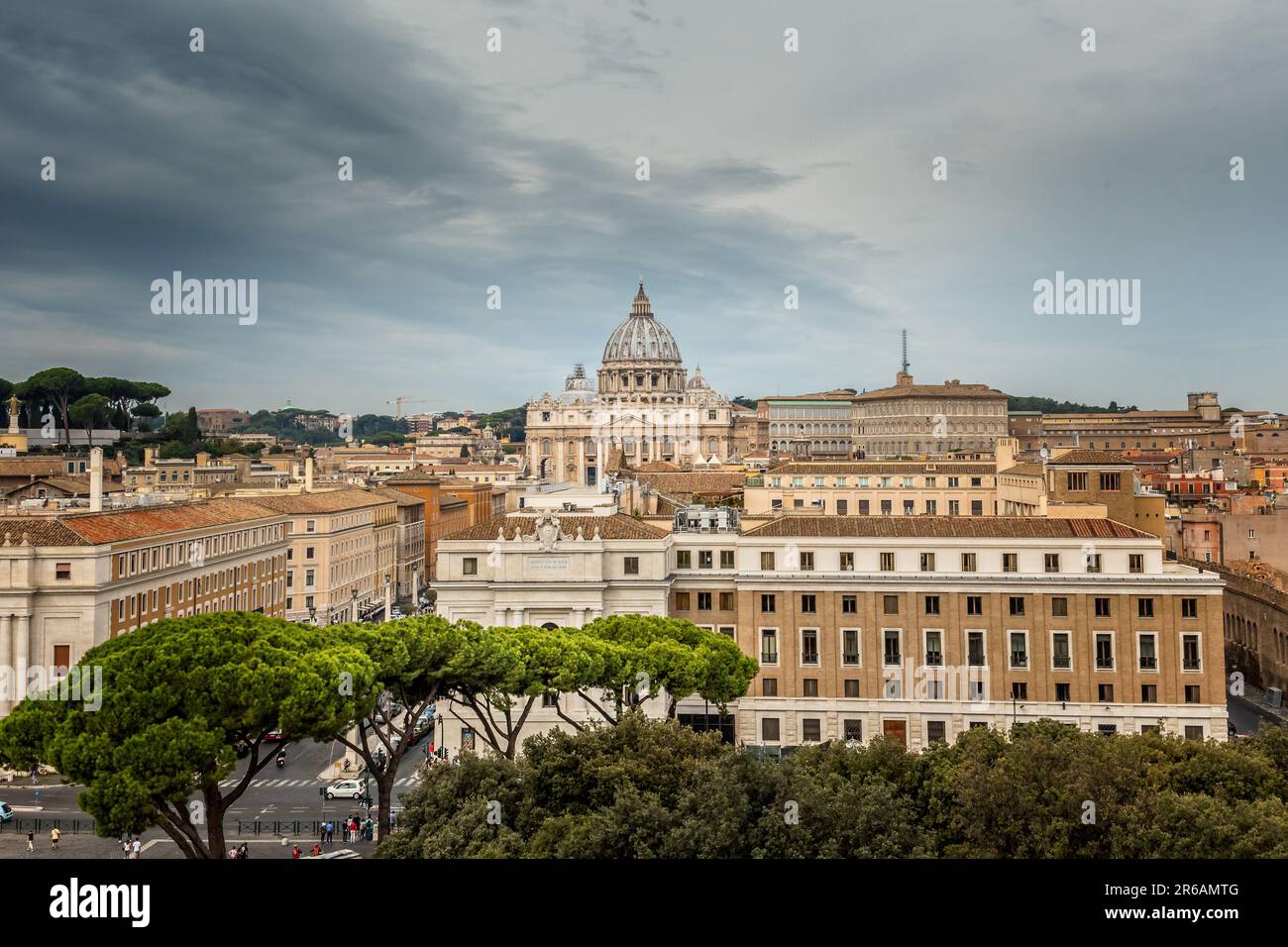 Blick über die Dächer von Rom zur Kathedrale St. Peters Stockfoto