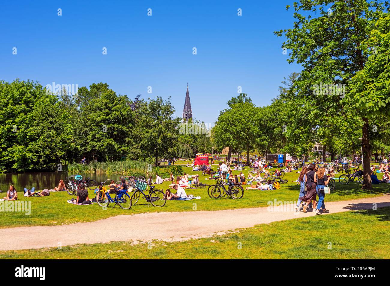 Am sonnigen samstagnachmittag im Juni entspannen und sonnen Sie sich im Vondelpark in Amsterdam, Niederlande Stockfoto