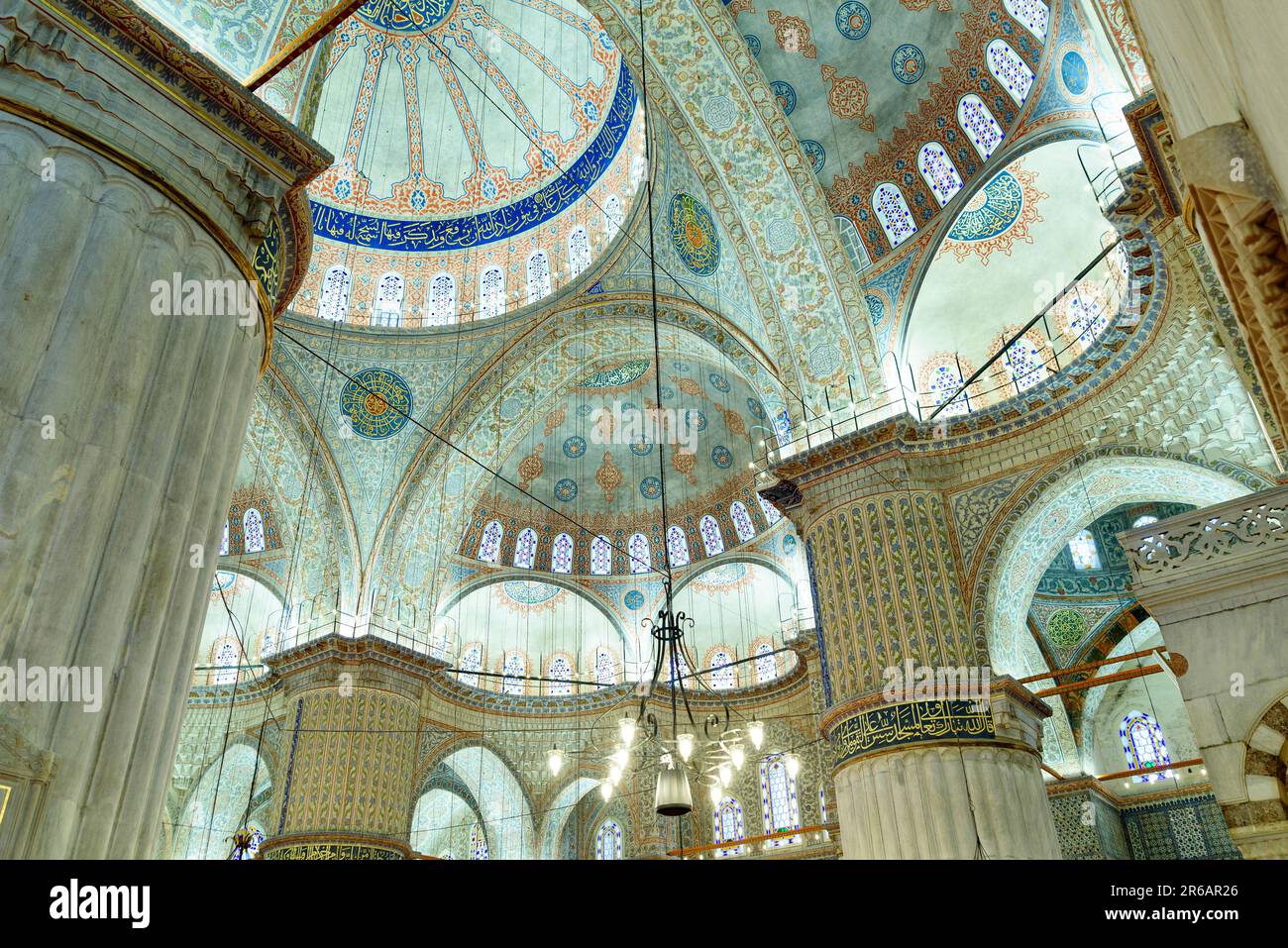 Innenansicht der berühmten Blauen Moschee oder Sultan-Ahmet-Moschee in Istanbul mit Kuppeln und Kuppeln und islamischen Kunstdekorationen Stockfoto
