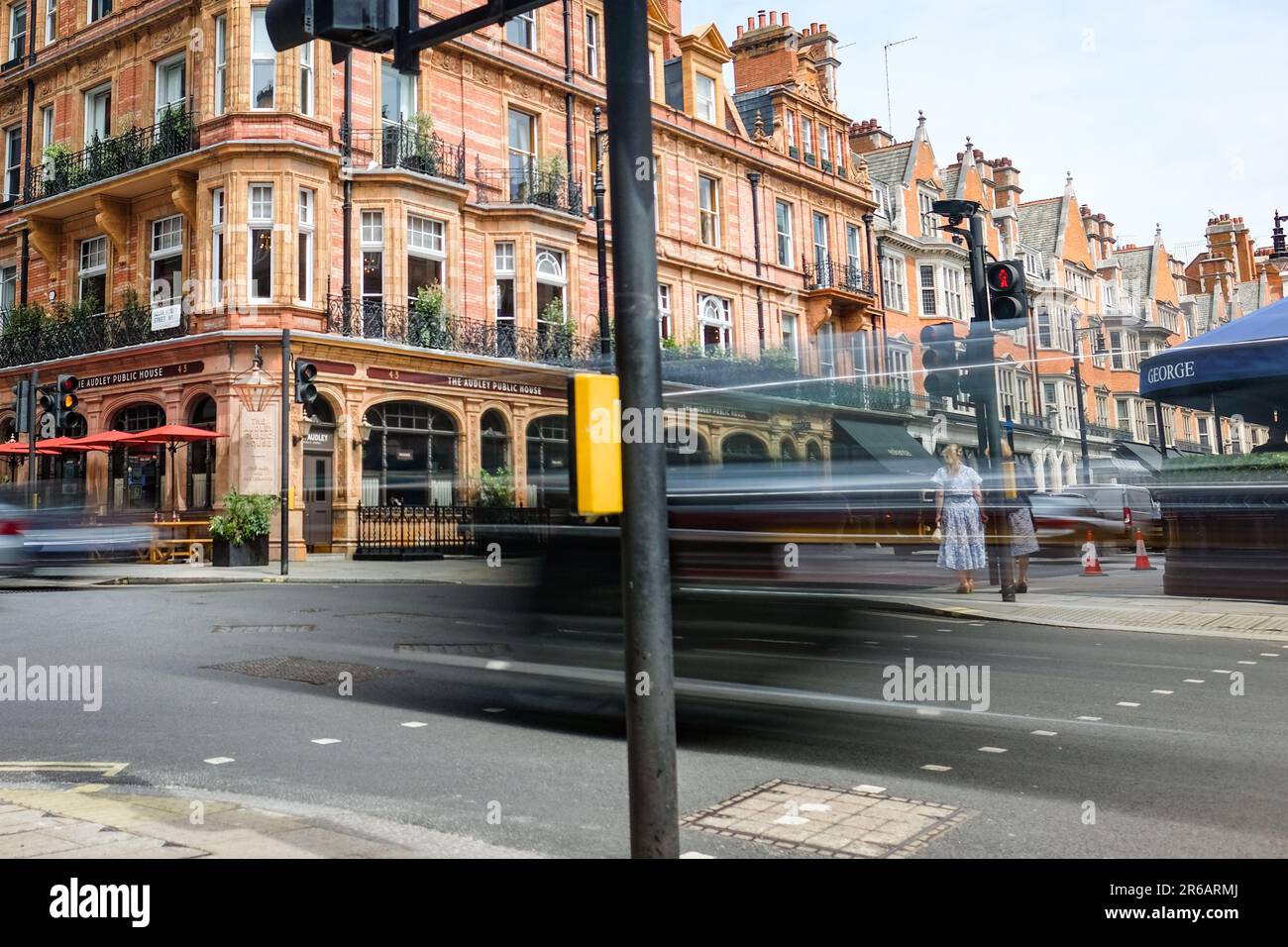 London, Mayfair - Mai 2023: Mount Street in Mayfair, eine gehobene High Street mit Luxusgeschäften und Restaurants Stockfoto
