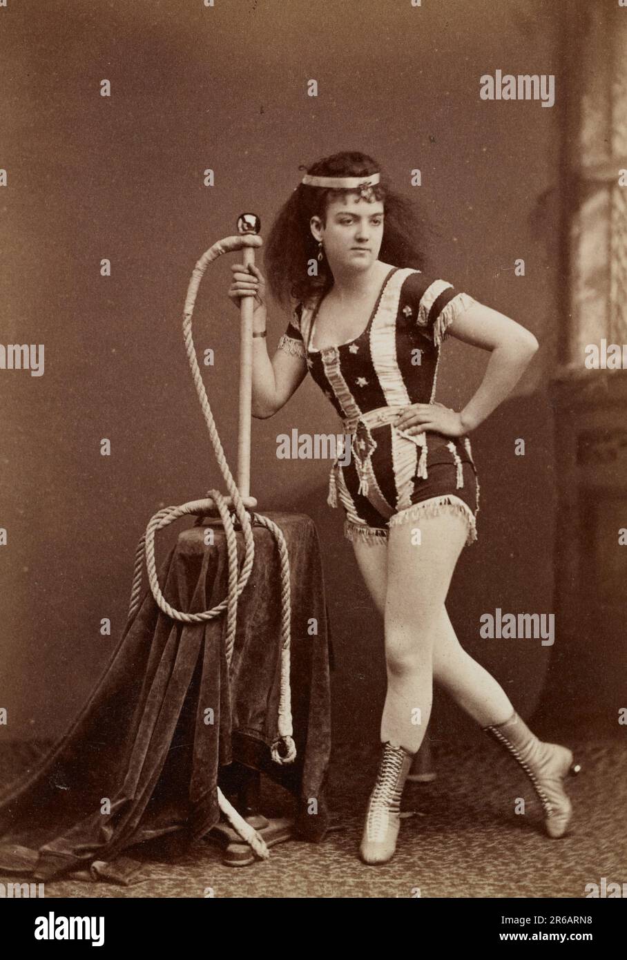 Leona Dare (1854/55 - 23./24. Mai 1922) war eine amerikanische Trapezkünstlerin und Luftakrobatin, die oft als Königin der Antillen oder Stolz von Madrid bezeichnet war. Sie war berühmt für ihre Kunststücke auf Trapezen, die an aufsteigenden Ballons hingens, Historisch, digital restaurierte Reproduktion von einer Vorlage aus dem 19. Jahrhundert / Leona Dare (1854/55 - 23.-24. Mai 1922) war ein amerikanischer Trapezkünstler und Aerialist, oft auch als Königin der Antillen oder Stolz von Madrid bezeichnet. Sie war berühmt für ihre Leistungen auf Trapezen, die von aufsteigenden Ballons hängen, historisch, digital Stockfoto